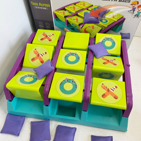 Гра на спритність і увагу "Кинути через" Toss Across (Хрестики-нулики з мішечками)