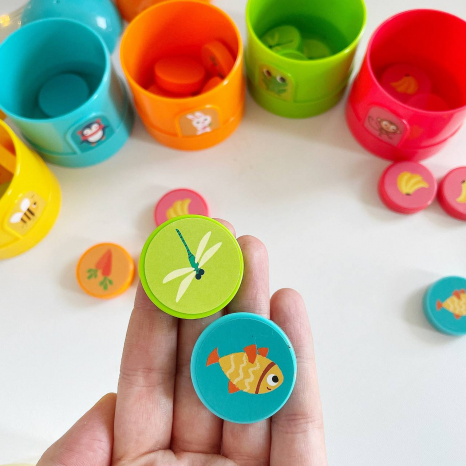 Гра "Класифікація кольорів"  20 карток із завданнями, 25 фішок,5 різнокольорових будиночка