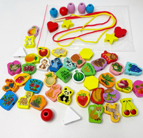 Дерев'яна шнурівка - намисто Фрукти, овочі та тварини (з дерев'яною голкою)