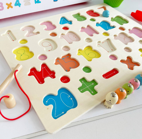 Дерев'яна багатофункціональна математична дошка з цифрами,математичними знаками, магнітною риболовлею MD 0826