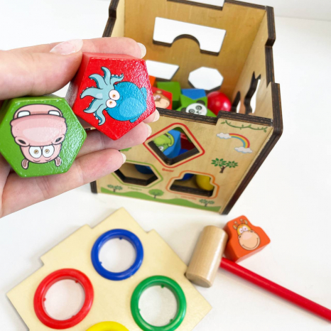 Дерев'яна іграшка Центр розвиваючий MD 0828 куб,сортер,фігури 12шт.,стукалка,кульки 4шт,молоток,кор.