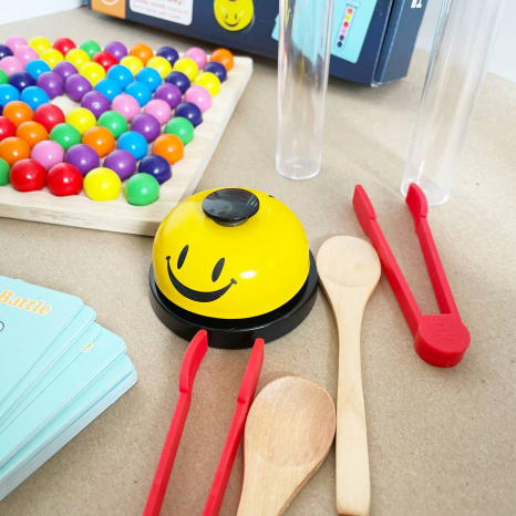 Дерев'яна іграшка на швидкість реакції (мозаїка) із картками, дерев'яними кульками, дзвінком та колбочками