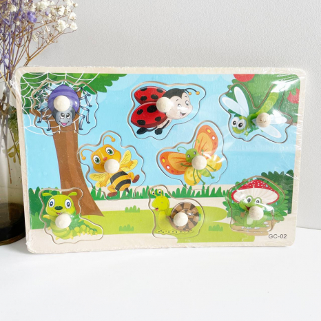 Дерев'яна іграшка рамка-вкладиш з ручками В саду MD 1864