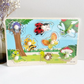 Дерев'яна іграшка рамка-вкладиш з ручками В саду MD 1864