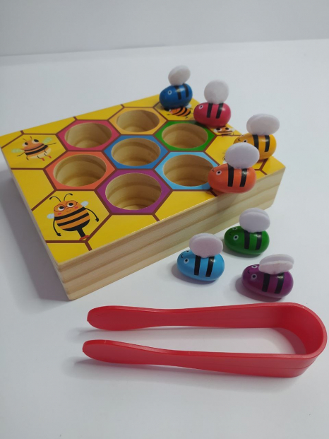 Дерев'яна гра - сортер із пінцетом Кмітлива бджілка (вулик, соти)
