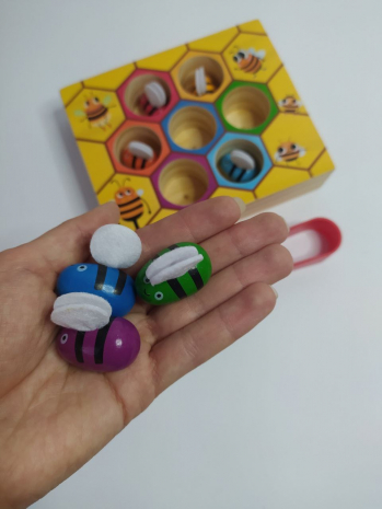 Дерев'яна гра - сортер із пінцетом Кмітлива бджілка (вулик, соти)