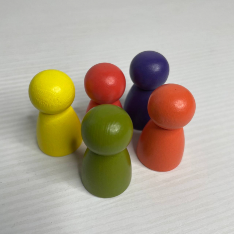 Набір деревяних різнокольорових чоловічків для ігор - 5 штук