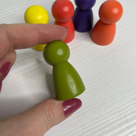 Набір деревяних різнокольорових чоловічків для ігор - 5 штук