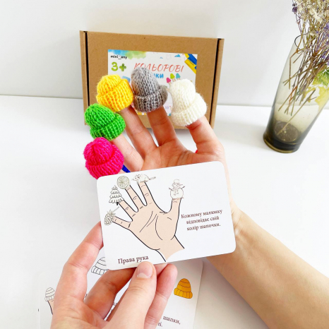 Розвиваюча дитяча гра з картками завданнями "Кольорові шапочки" MMT-006