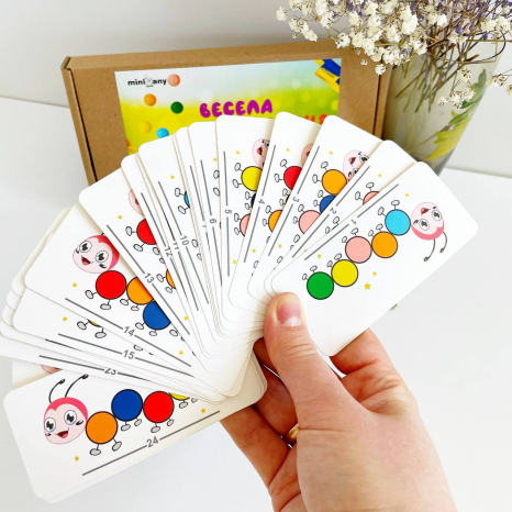 Развивающая игра на изучение цветов с заданиями Веселая гусеница