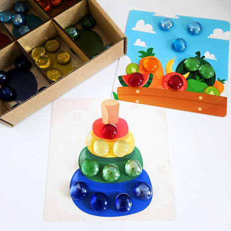 Яркая мозаика с цветными камешками марблс