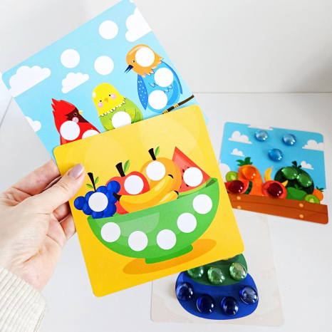 Яркая мозаика с цветными камешками марблс