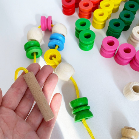 Дерев'яна іграшка Шнурівка намисто в коробці, ТАТО