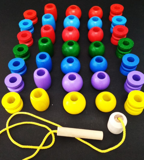 Дерев'яна іграшка Шнурівка намисто в коробці, ТАТО