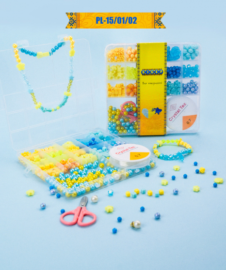 Набір для плетіння з крупного бісеру в патріотичних кольорах.