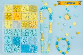 Великий набір для плетіння з крупного бісеру в патріотичних кольорах.