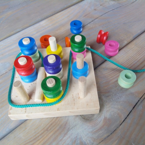 Дерев'яна іграшка шнурівка Пірамідка Котушки в коробці