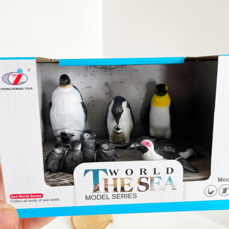 Ігровий набір фігурок Пінгвіни, 3 види (у 2-х видах білі ведмеді). Q9899-P8