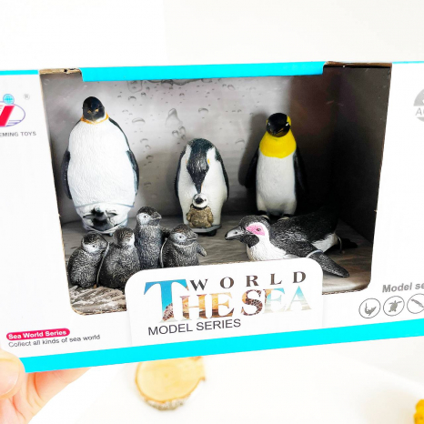 Ігровий набір фігурок Пінгвіни, 3 види (у 2-х видах білі ведмеді). Q9899-P8