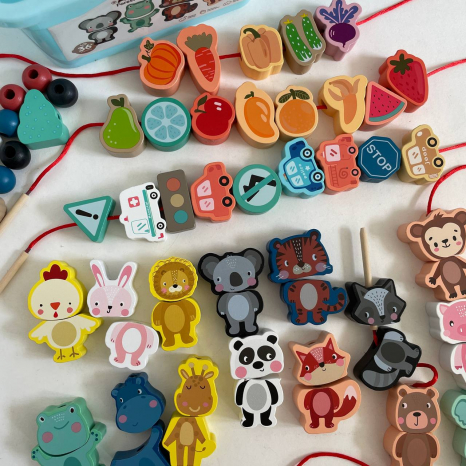 Дерев’яна шнурівка фігурки з транспортом, дорожніми знаками, тваринами, фруктами й овочами, в боксі, С 74433