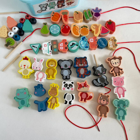 Дерев’яна шнурівка фігурки з транспортом, дорожніми знаками, тваринами, фруктами й овочами, в боксі, С 74433