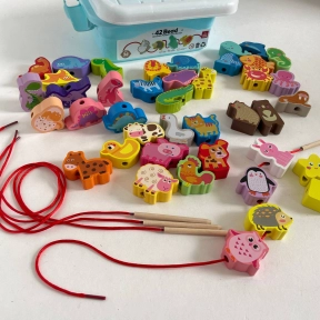 Дерев’яна шнурівка з фігурками тварин, декілька шнурків з дерев’яним краєм, в боксі, С 74439