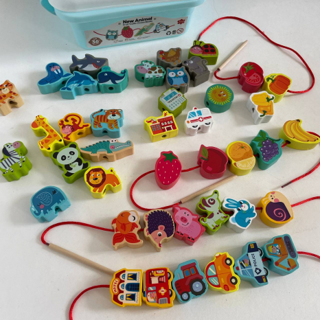 Дерев’яна шнурівка фігурки з літерами, цифрами, тваринами, фруктами й овочами,  в боксі, С 74440
