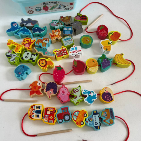 Дерев’яна шнурівка фігурки з літерами, цифрами, тваринами, фруктами й овочами,  в боксі, С 74440