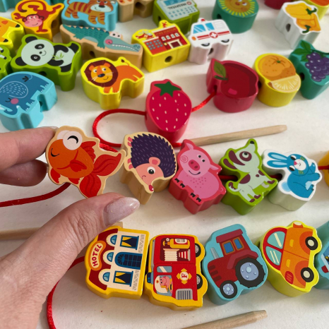 Дерев’яна шнурівка фігурки з літерами, цифрами, тваринами, фруктами й овочами,  в боксі, С 74440