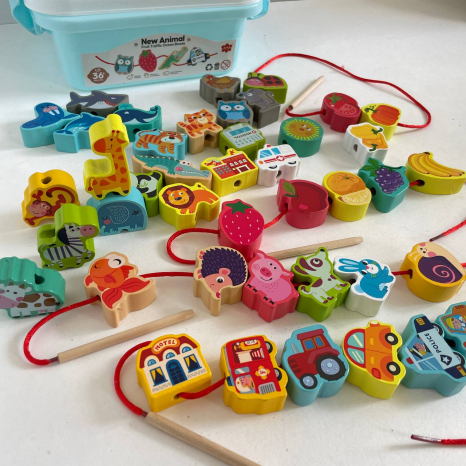 Дерев’яна шнурівка фігурки з літерами, цифрами, тваринами, фруктами й овочами,  в боксі, С 74440