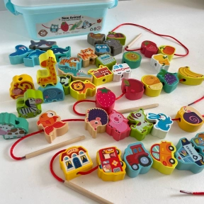 Дерев’яна шнурівка фігурки з літерами, цифрами, тваринами, фруктами й овочами,  в боксі, С 74440