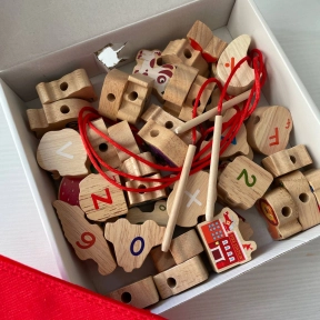 УЦЕНКА!!! Дерев'яна шнурівка - намисто 42 фігурки та 4 шнурки з дерев'яною голочкою (тварини, фрукти, транспорт, цифри, букви) С 74473