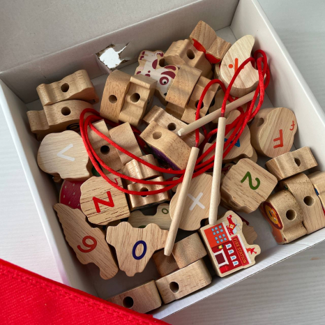 УЦЕНКА!!! Дерев'яна шнурівка - намисто 42 фігурки та 4 шнурки з дерев'яною голочкою (тварини, фрукти, транспорт, цифри, букви) С 74473