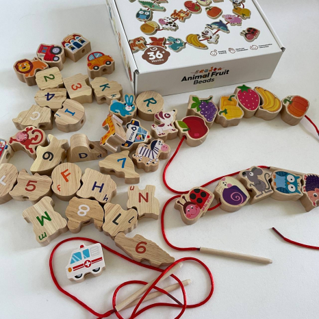 Дерев'яна шнурівка - намисто 42 фігурки та 4 шнурки з дерев'яною голочкою (тварини, фрукти, транспорт, цифри, букви) С 74473