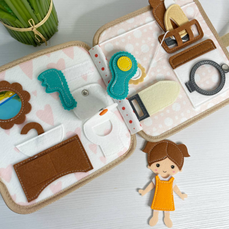 М'яка книжка-бізіборд 10 сторінок, фетрова лялечка, липучки, застібки, гардероб із одягом, ванна кімната,кухня, С 75319