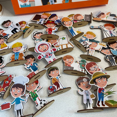 Набір дерев'яних фігур на підставці Професії