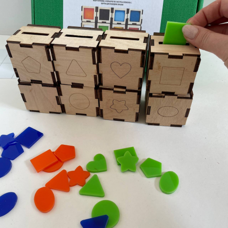 Дерев'яний сортер набір кольорових кубиків з віконцями та геометричними фігурами SP