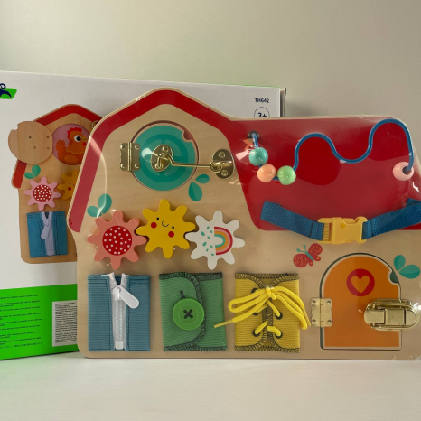 Дерев'яний бізіборд Будиночок з рухомими елементами TookyToy, TH642