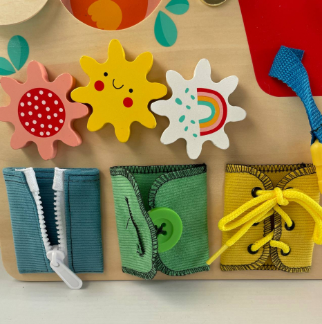 Дерев'яний бізіборд Будиночок з рухомими елементами TookyToy, TH642