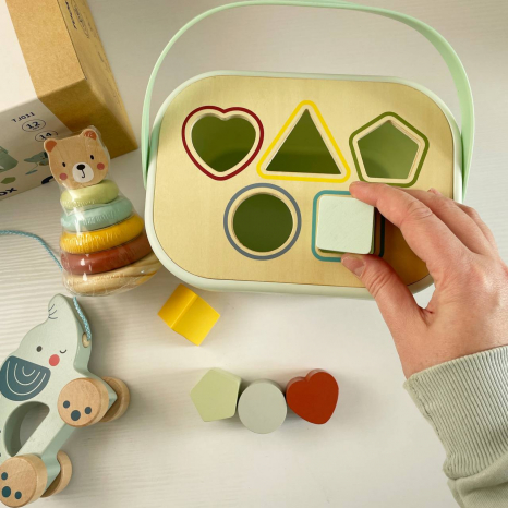 Набір дерев'яних розвиваючих іграшок 3 в 1 для найменших: каталка, пірамідка-неваляшка, сортер в коробці-сортері з ручкою TJ011