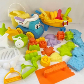Пісочний набір W 218-47  розмір тачки - 27х13х11 см, розмір самоскида - 16.5х11х13 см, висота відра - 9 см, граблі, лопатки, сито, лійка, млин, валик, шпателі, 15 формочок, в сітці