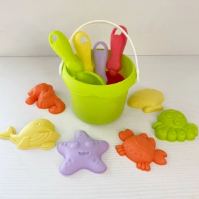 Пісочний набір  2 кольори, висота відра - 9.5 см, граблі, сито, 2 лопатки, 6 формочок, W 218-73