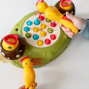 Музична гра Y 33926 A "Нагодуй пташку", на батарейках, весела пісенька, підсвічування, автоматичний рух, черв`яки, 2 пташки, в коробці